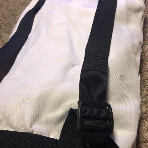 Tommy Hilfiger Tall Rectangle Gym Bag - Picture 7 of 9